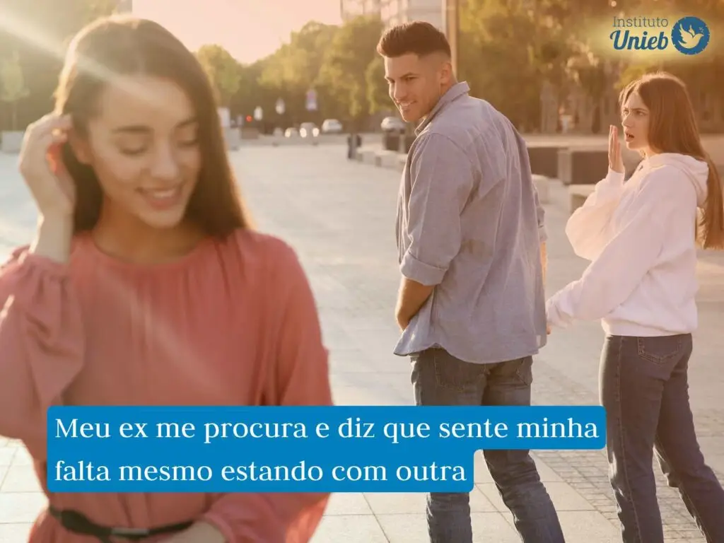 Casal de homem e mulher passam por uma mulher na rua e o homem olha para trás para ela com desejo enquanto ela sorri e ajeita o cabelo