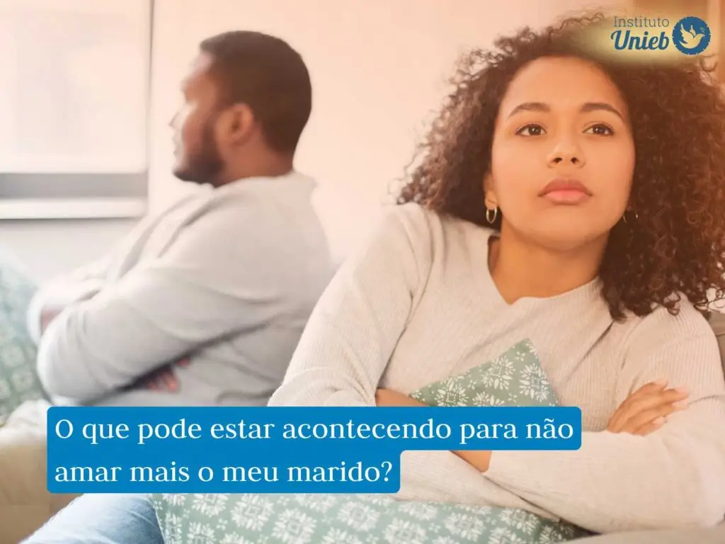 Homem e mulher sentados de costas no sofá da sala