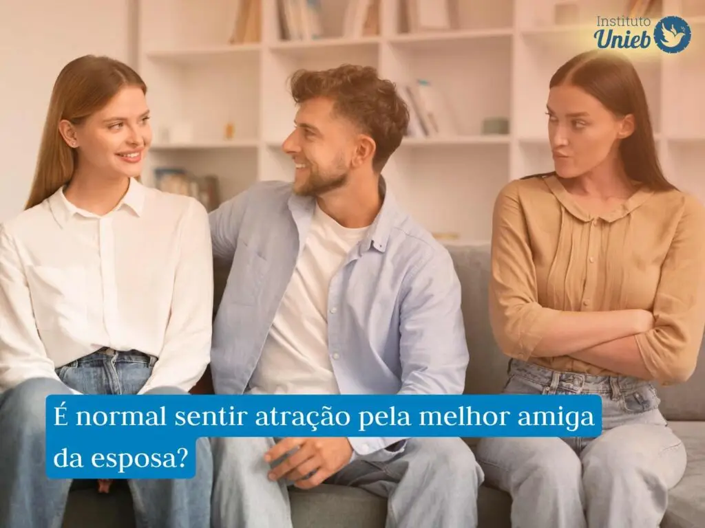 Três pessoas sentadas em um sofá, onde o homem, entre duas mulheres, abraça a da esquerda e a mulher da direita parece brava