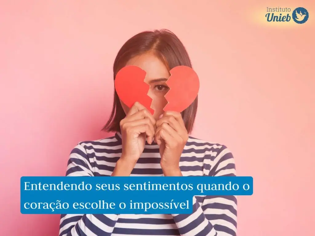 Mulher usando camisa de manga comprida listrada segurando um coração partido na frente do rosto