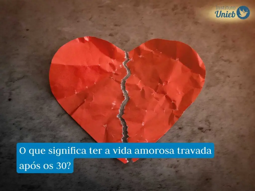 Coração vermelho de papel caído no chão e rasgado ao meio