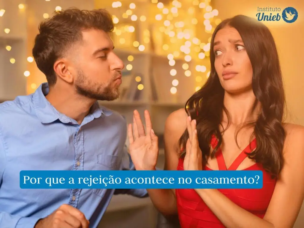 Homem tentando beijar mulher enquanto ela se esquiva e o afasta com as mãos