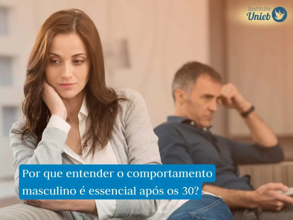 Casal sentado no sofá da sala, mulher está na frente da imagem com a cabeça apoiada no braço direito pensativa e homem ao fundo desfocado com cabeça apoiada no braço esquerdo refletindo