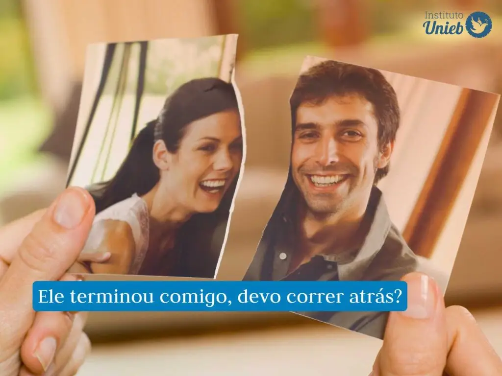 Pessoa segurando foto de casal rasgada ao meio
