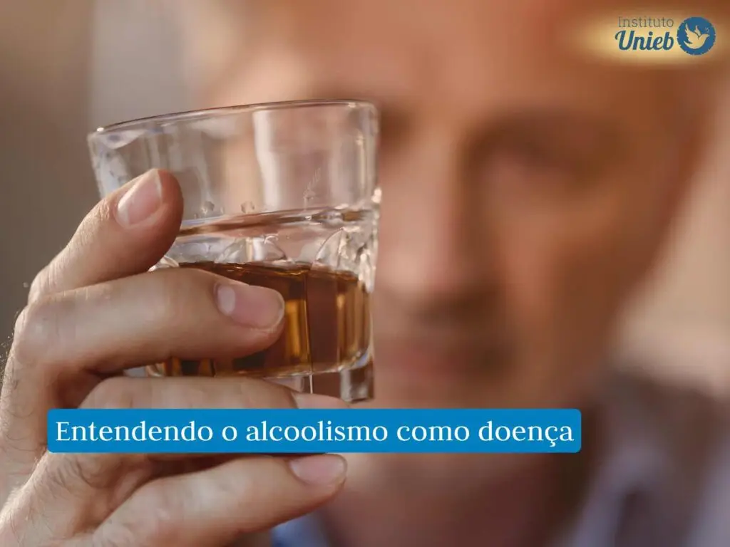 Homem de meia-idade segurando um copo com bebida alcoólica