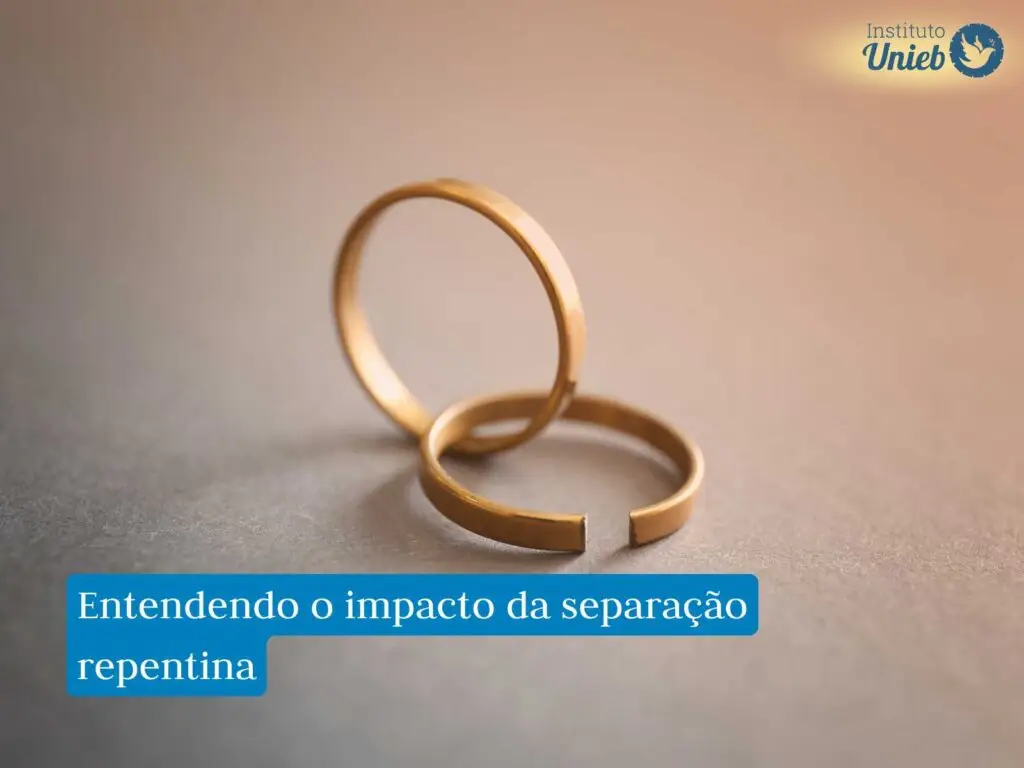 Duas alianças de ouro onde uma está inteira e outra quebrada