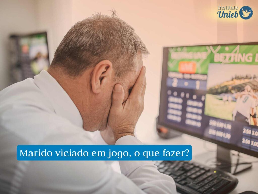 Como lidar com um marido viciado em jogos de azar? Homem com as mãos no rosto em frente a um computador onde a tela mostra um site de apostas