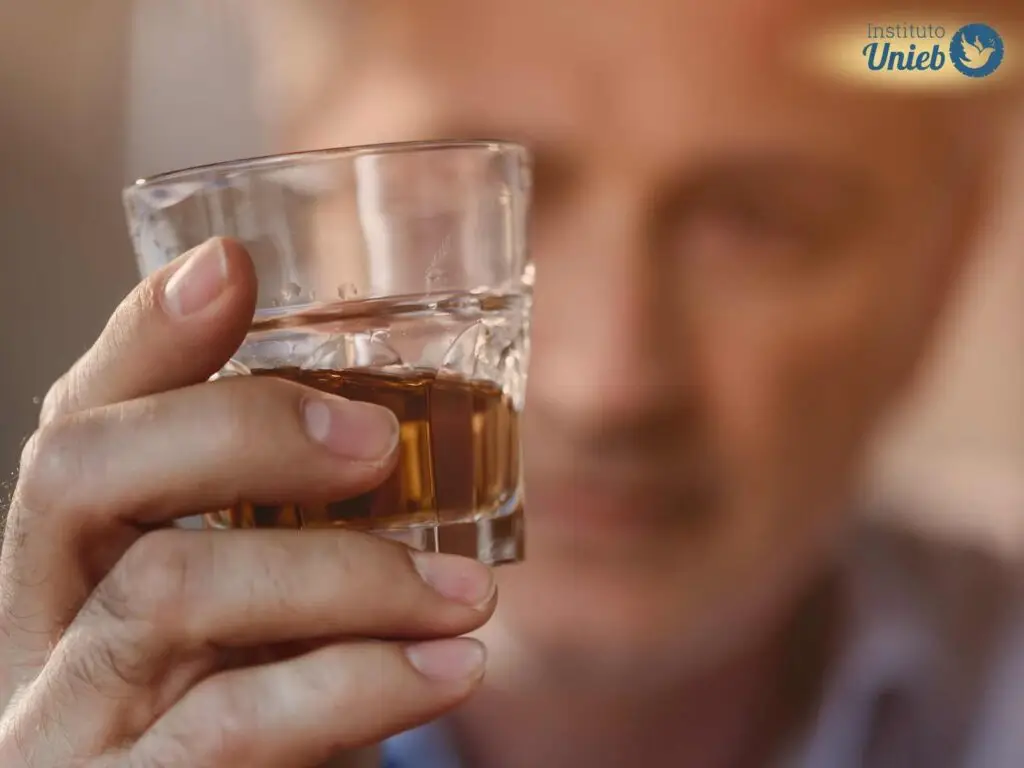 Homem de meia-idade segurando um copo com bebida alcoólica - Instituto Unieb (Pai de santo Roberson Dariel) - Contato 11 96982-1121 - CEP 14801-040 - Av. Dom Pedro II 562, Centro, Araraquara, SP