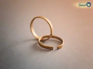 Duas alianças de ouro onde uma está inteira e outra quebrada