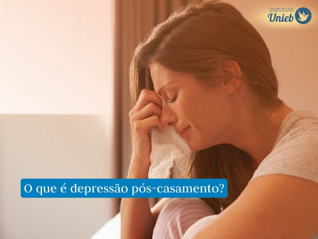 Depressão pós-casamento mulheres: Saiba o que é! Mulher chorando segurando um lenço nas mãos e secando o rosto