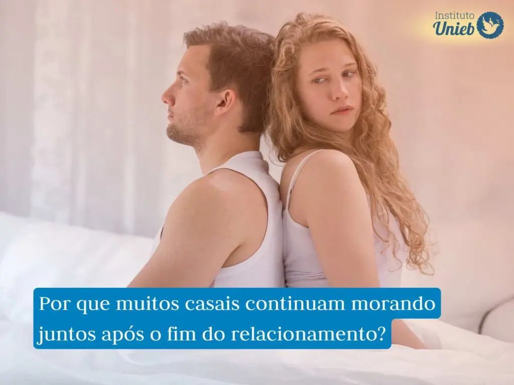 Meu casamento acabou, mas ainda moramos juntos Homem e mulher sentados de costas um para o outro