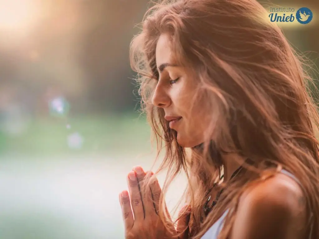 Mulher de perfil com os olhos fechados e as mãos em prece - Instituto Unieb (Pai de santo Roberson Dariel) - Contato 11 96982-1121 - CEP 14801-040 - Av. Dom Pedro II 562, Centro, Araraquara, SP