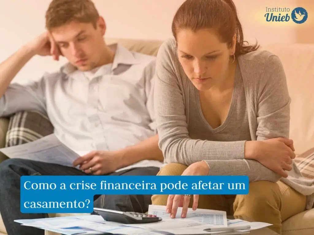 Casal sentado no sofá olhando para boletos e contas