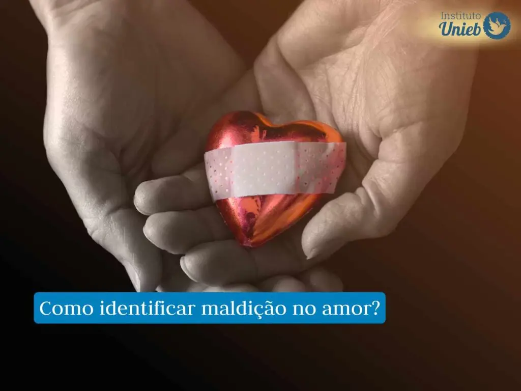 Mãos segurando um coração vermelho com um curativo