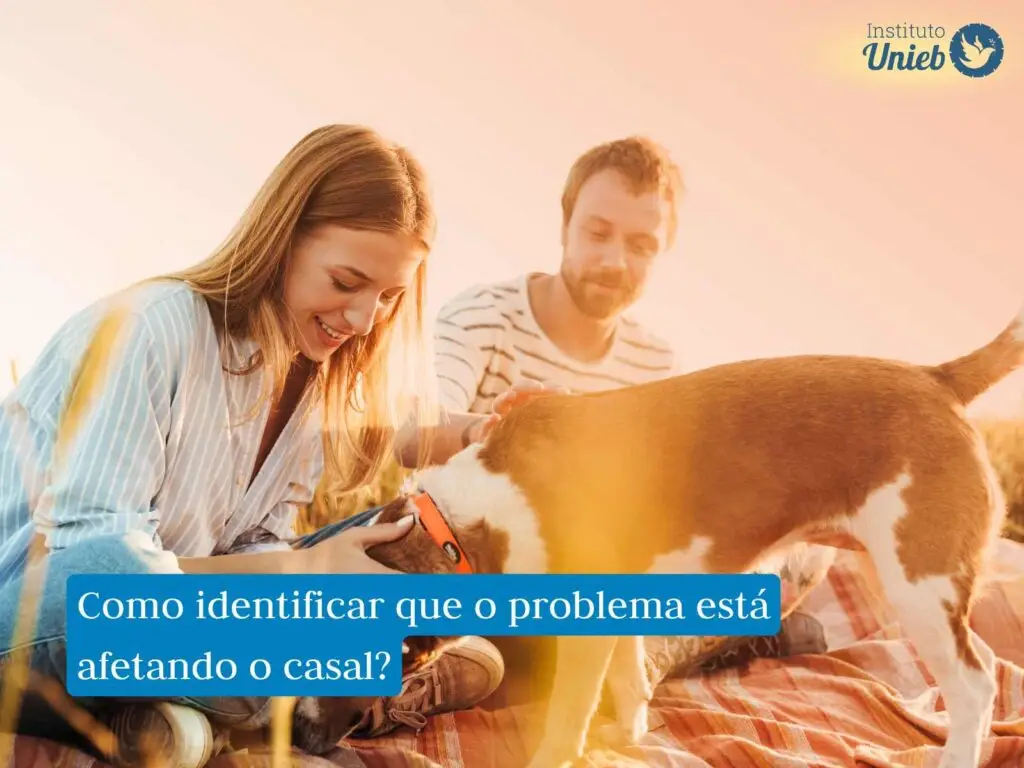 Homem e mulher ao ar livre fazendo piquenique com cachorro 