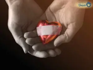 Mãos segurando um coração vermelho com um curativo - Instituto Unieb (Pai de santo Roberson Dariel) - Contato 11 96982-1121 - CEP 14801-040 - Av. Dom Pedro II 562, Centro, Araraquara, SP