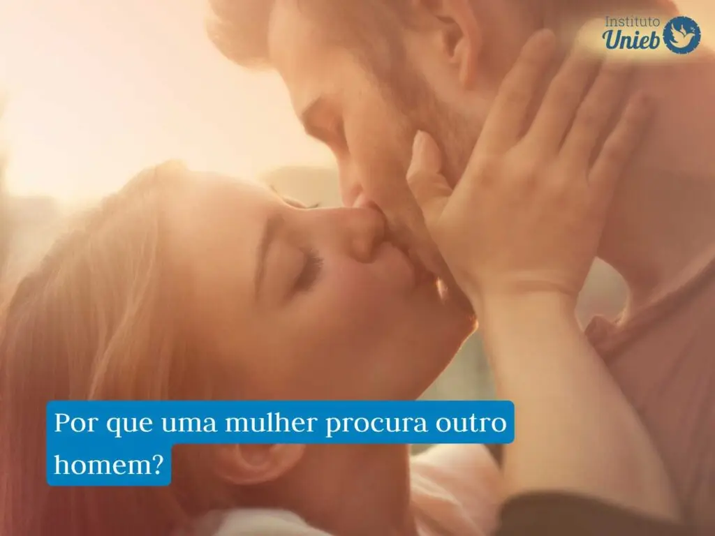 Homem e mulher se beijando ao ar livre com luz do sol ao fundo