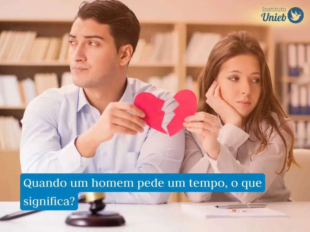 Homem e mulher sentados um ao lado do outro segurando um coração partido ao meio