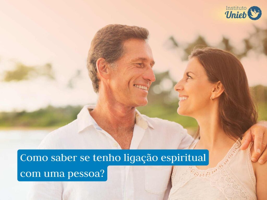 Conexão espiritual entre duas pessoas: o que é? Homem e mulher vestindo roupa branca se olhando com amor
