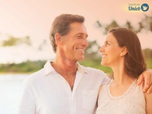 Homem e mulher vestindo roupa branca se olhando com amor