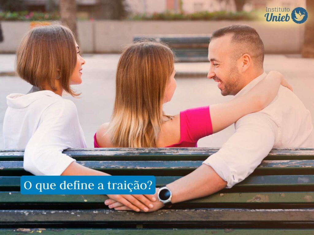 Infidelidade conjugal feminina x masculina Casal de homem e mulher sentados em banco de uma praça onde a mulher está com braço nos ombros do homem e homem está tocando a mão de outra mulher sentada à esquerda