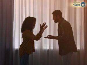 Homem e mulher discutindo dentro de casa