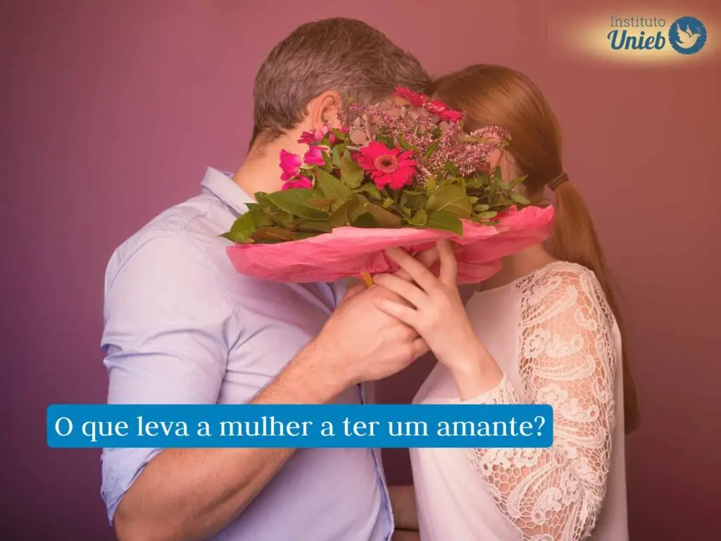 Homem e mulher se beijando com um buquê de flores tampando os rostos