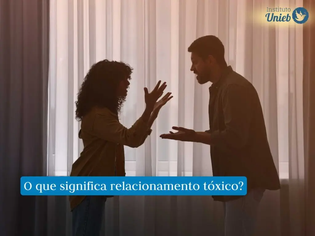 Homem e mulher discutindo dentro de casa