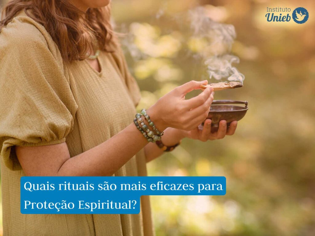 Limpeza Espiritual e Fechamento de Corpo: quais são as diferenças? Mulher vestindo camiseta verde musco segurando uma tigela em uma mão e um defumador em outra praticando um ritual de defumação