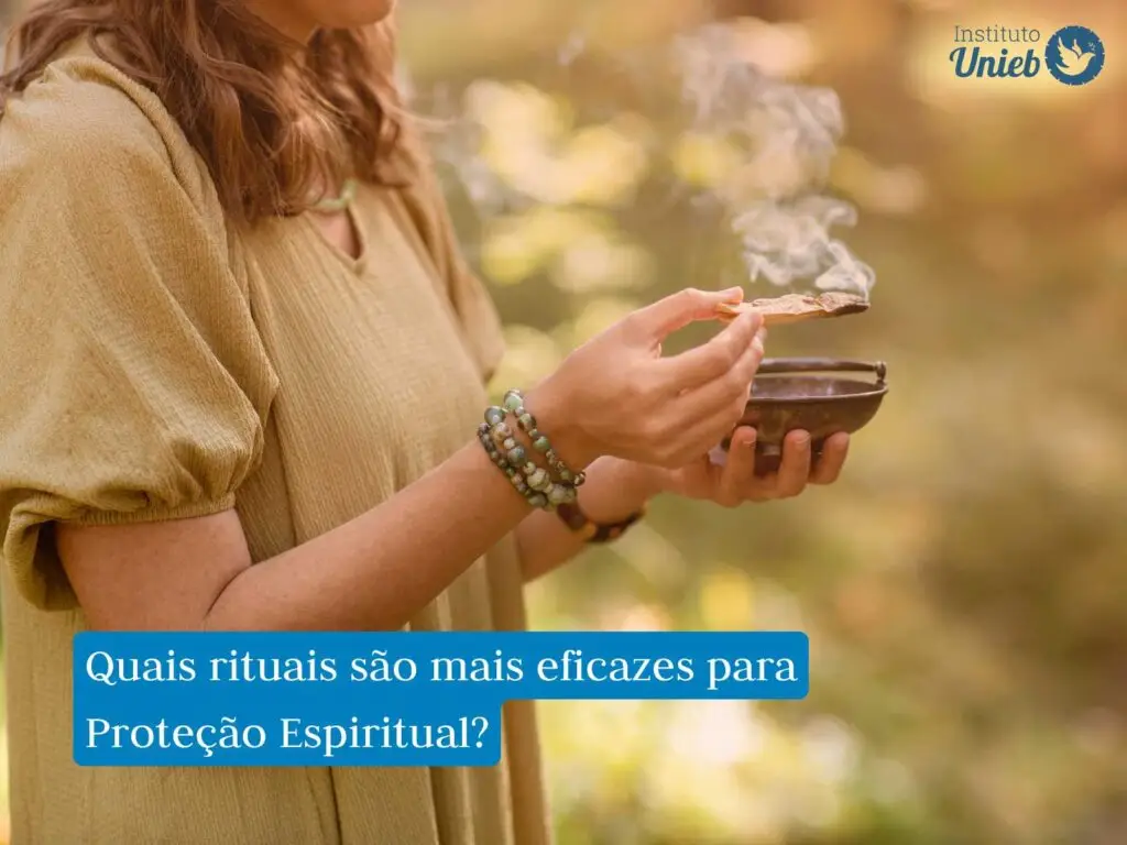 Mulher vestindo camiseta verde musco segurando uma tigela em uma mão e um defumador em outra praticando um ritual de defumação