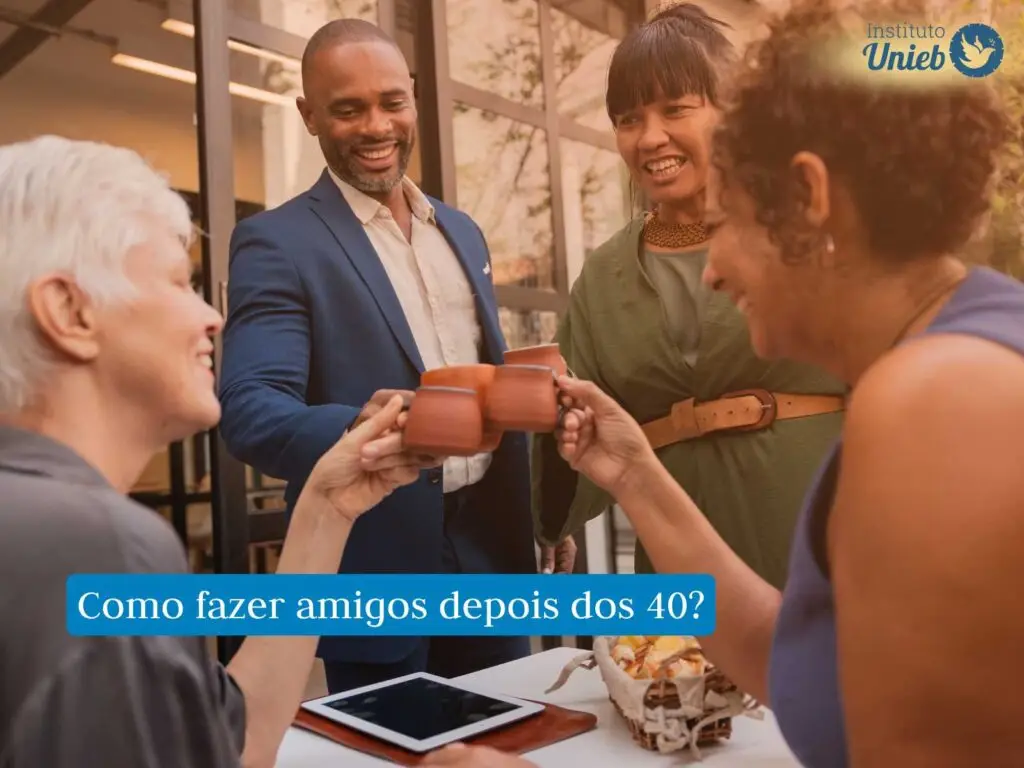 Grupo de amigos brindando com xícaras de barro em um ambiente aberto