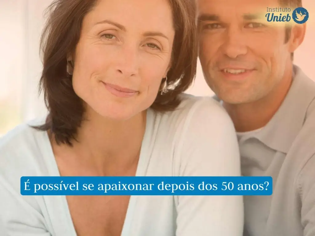 Homem e mulher de meia-idade próximos um do outro olhando para frente com sorriso no rosto