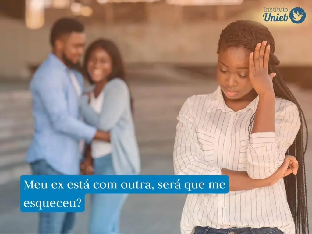 Mulher com mão no rosto e outro braço na cintura e ao fundo um casal sorrindo
