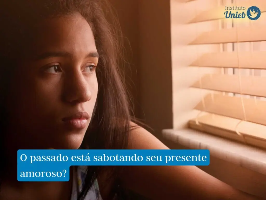 Rosto de uma mulher próximo à câmera olhando pela persiana da janela