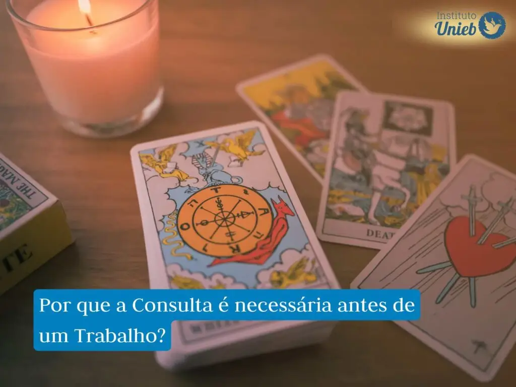 Cartas de tarot sobre uma mesa de madeira com vela acesa