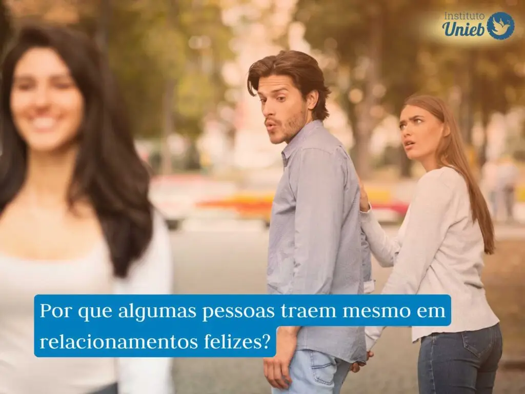 Mulher brava com parceiro por olhar outra mulher na rua