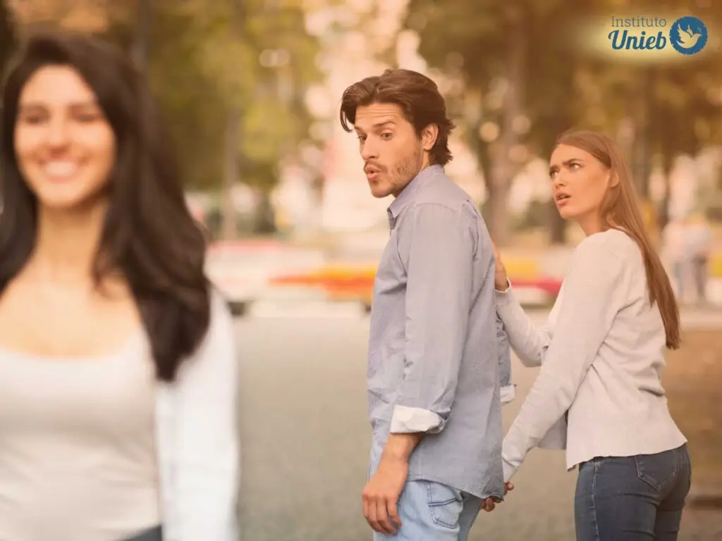 Mulher brava com parceiro por olhar outra mulher na rua