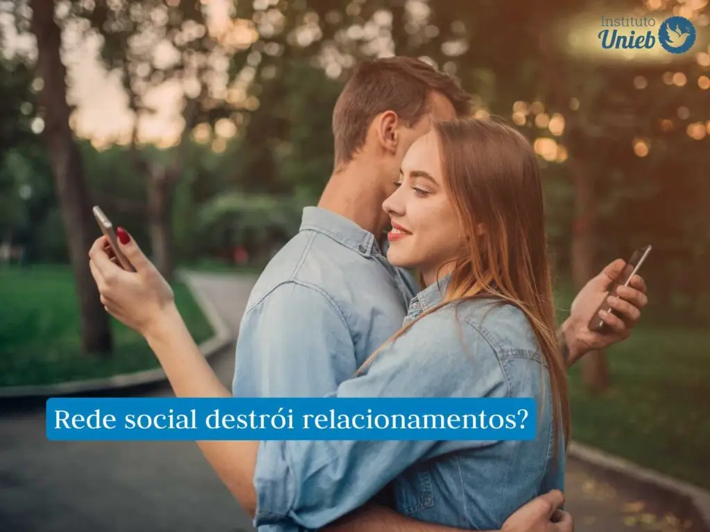 Homem e mulher abraçados cada um com um celular na mão