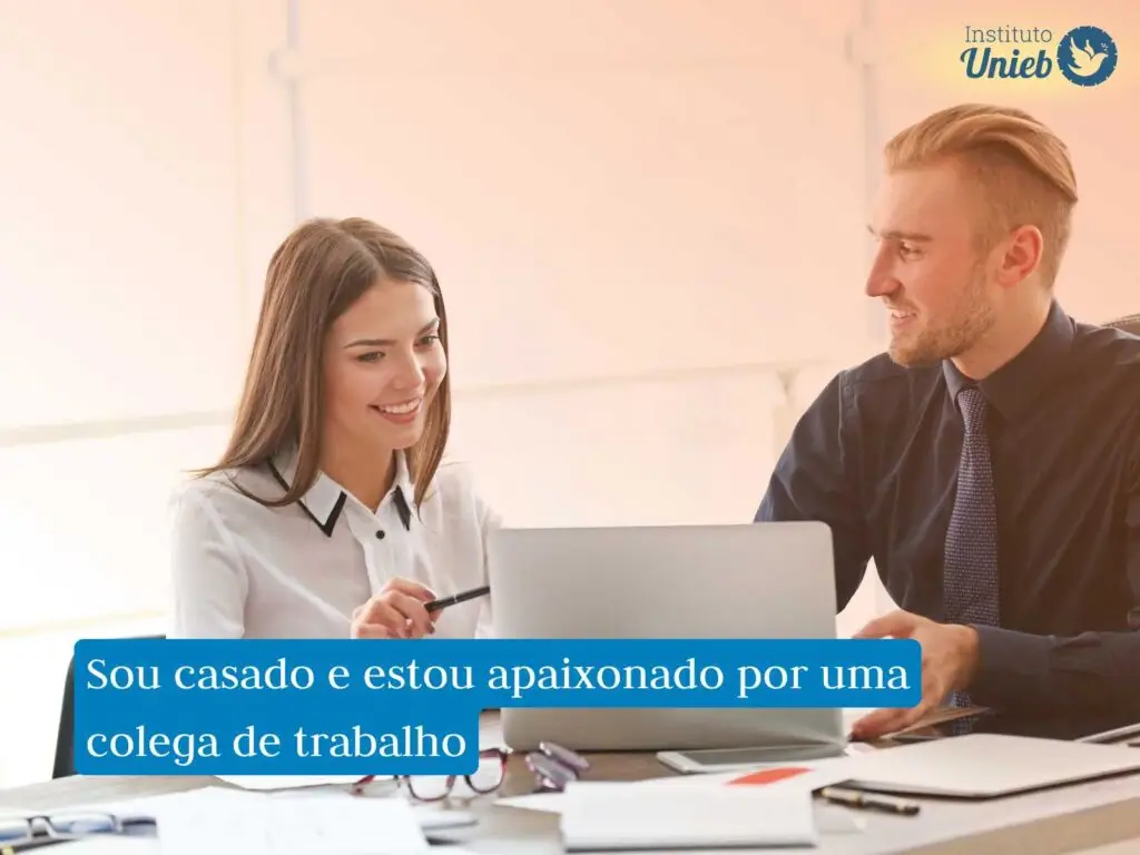 Homem e mulher sentados à mesa de trabalho em um escritório
