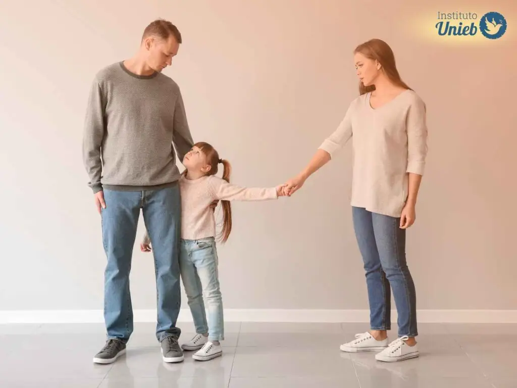 Homem, mulher e filha entre o casal divorciado segurando a mão da mãe e a perna do pai