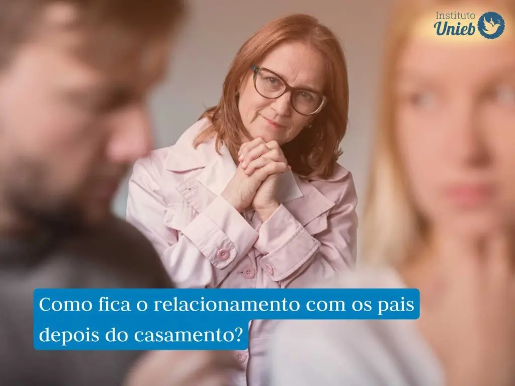 Casal de homem e mulher a frente e mãe ao fundo olhando