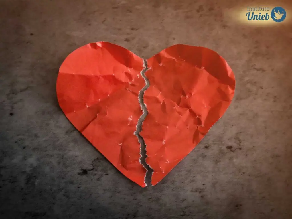 Coração vermelho de papel amassado e rasgado ao meio - Instituto Unieb (Pai de santo Roberson Dariel) - Contato 11 96982-1121 - CEP 14801-040 - Av. Dom Pedro II 562, Centro, Araraquara, SP