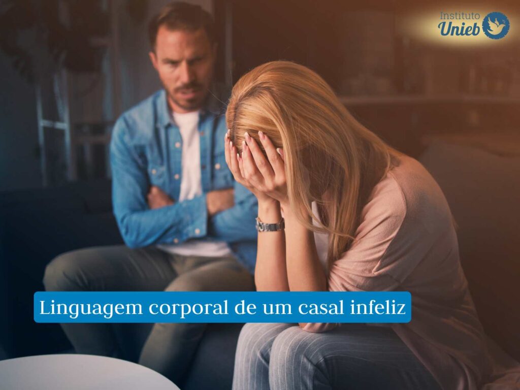 Quais são os sinais de um homem infeliz no casamento? Homem e mulher sentados em sofá em meio a uma discussão de relacionamento