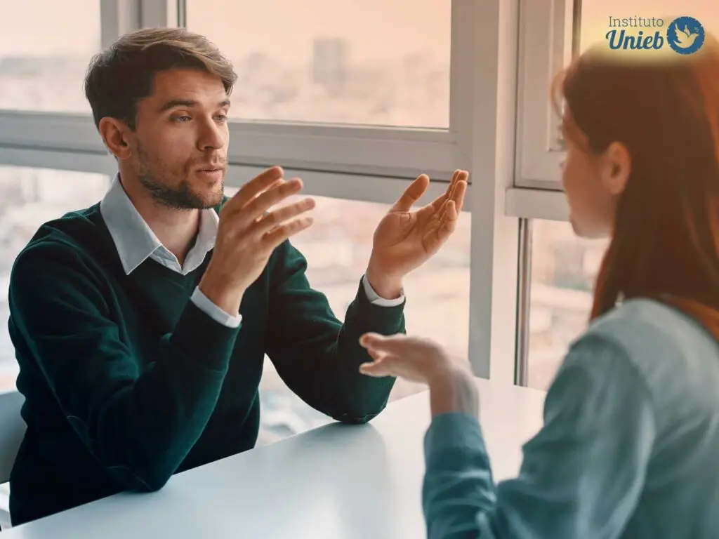 Homem e mulher sentados à mesa em meio a uma discussão de casal
