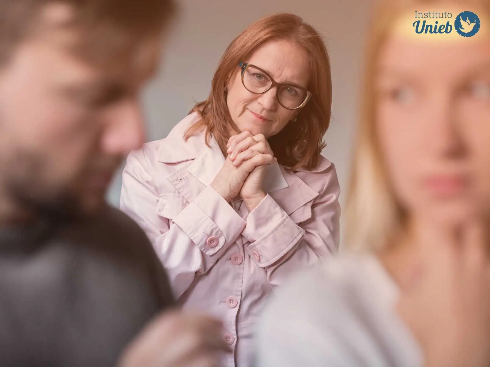 Casal de homem e mulher a frente e mãe ao fundo olhando