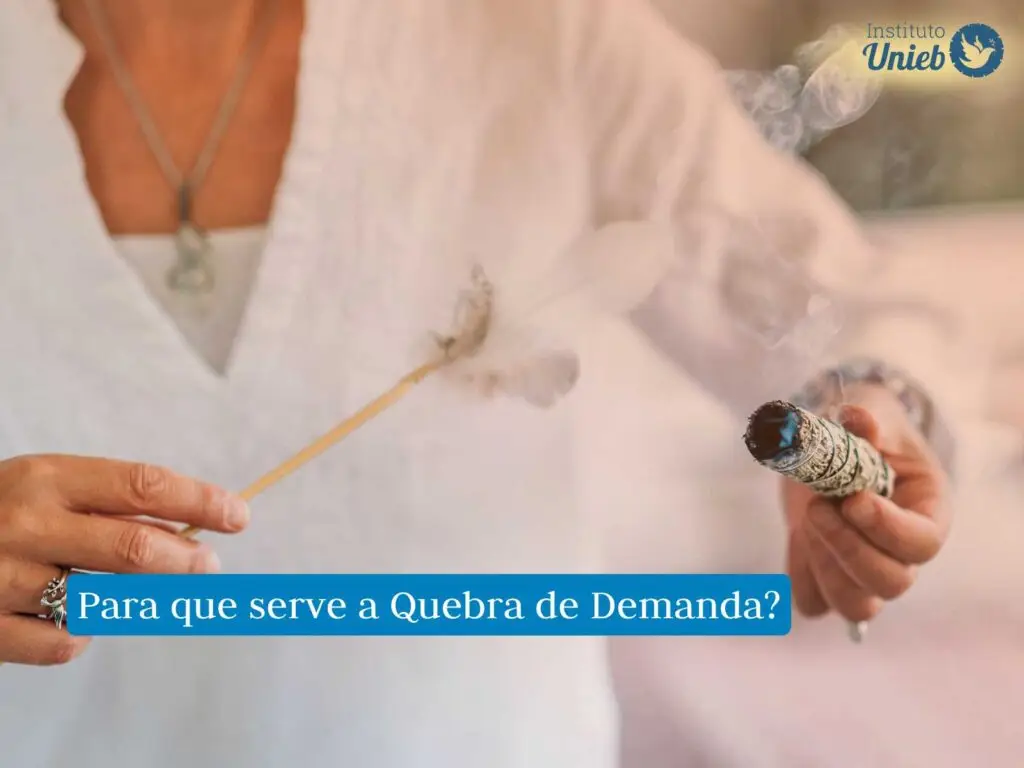 Pessoa usando roupas brancas segurando um defumador de ervas em uma mão e outro acessório de defumação na outra mão