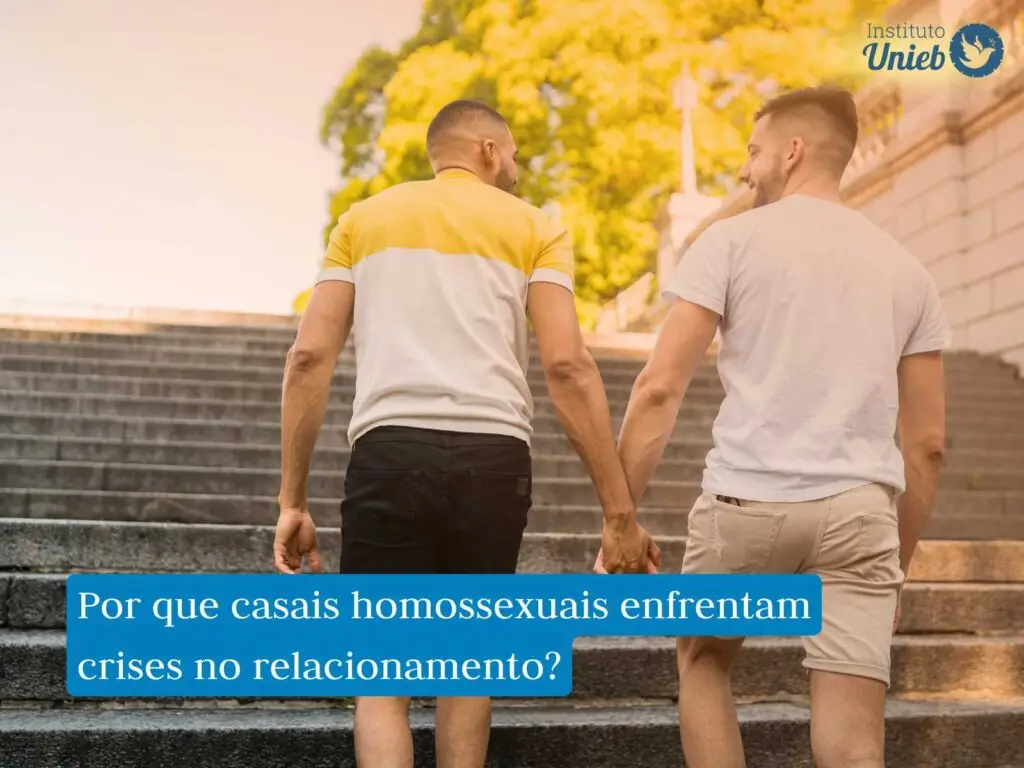 Casal de dois homens homossexuais de costa subindo uma escadaria de cimento em um local público com mãos dadas