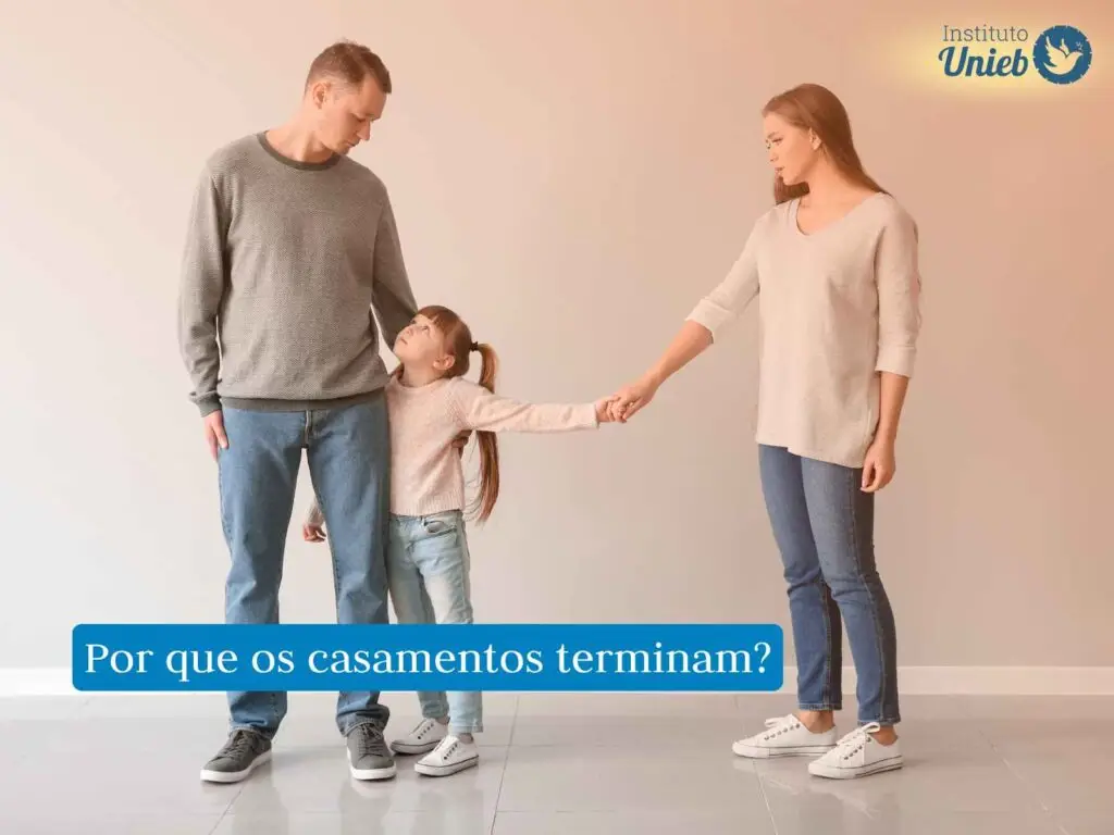 Homem, mulher e filha entre o casal divorciado segurando a mão da mãe e a perna do pai