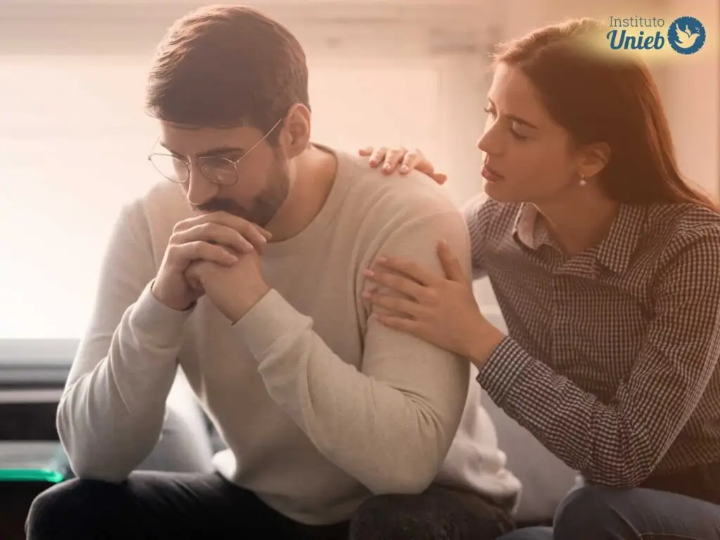 Casal de homem e mulher sentados em momento de discussão