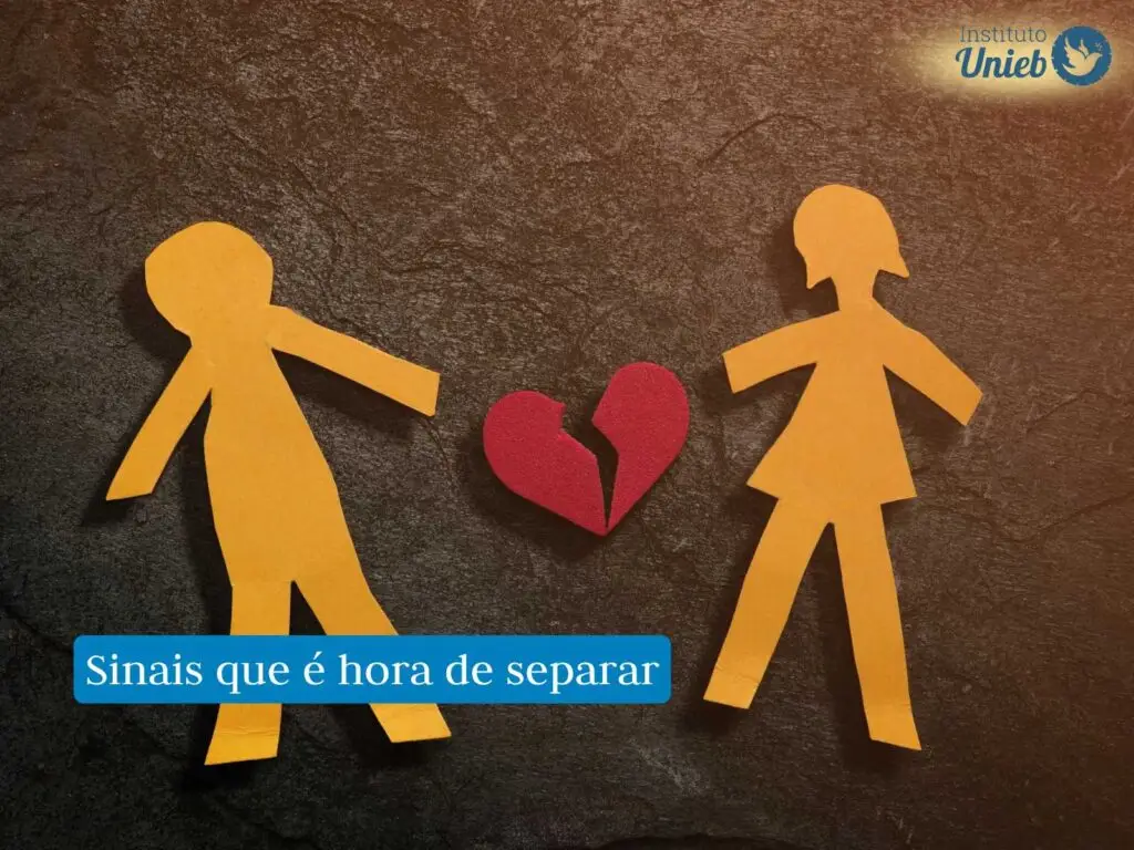 Figuras de homem e mulher de papel com coração também de papel partido ao meio